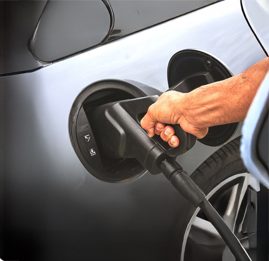 Uomo che ricarica un'auto elettrica